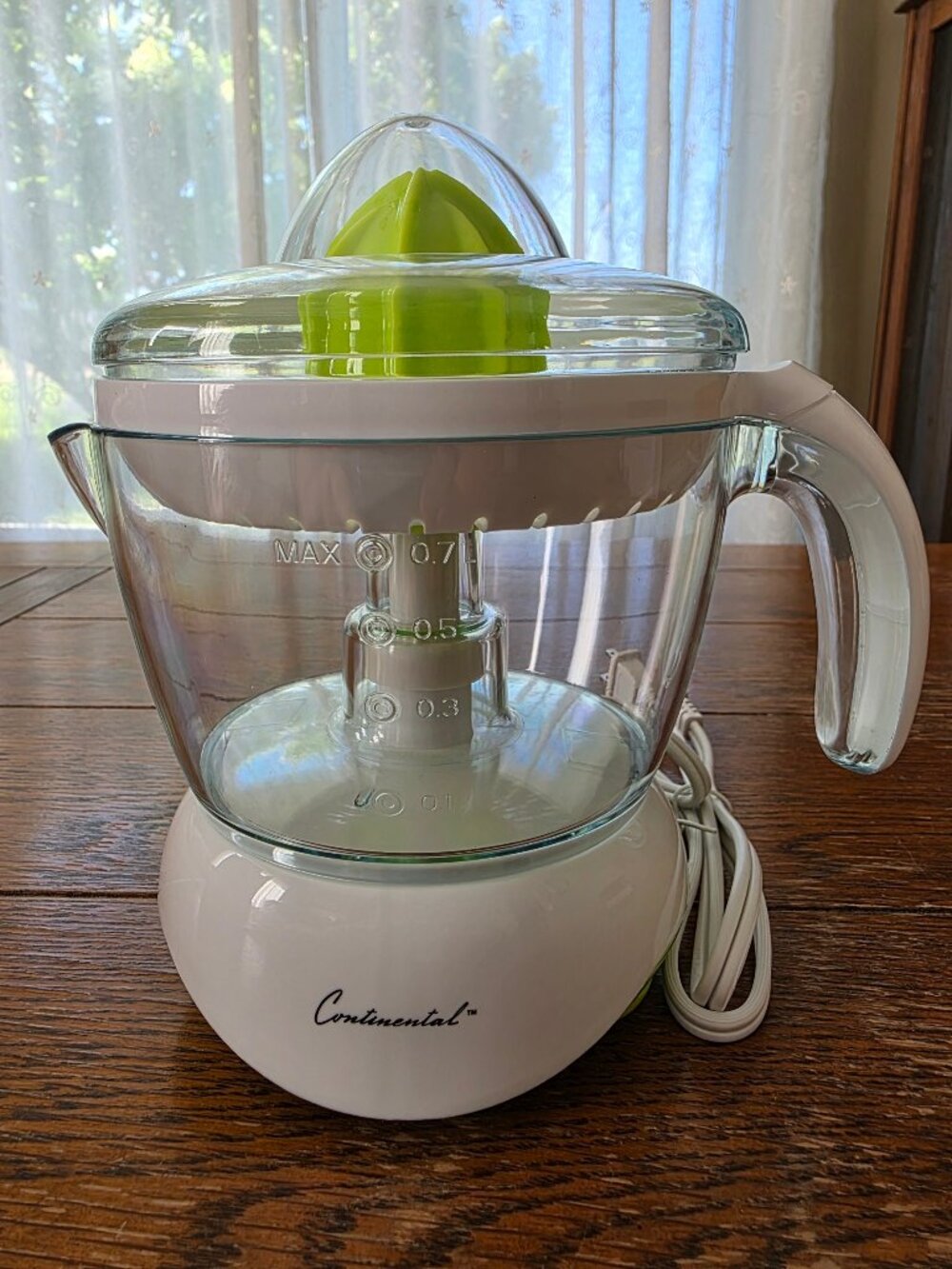 24 Oz Continental Electric Citrus Juicer Kitchen Appliance Easy Pour Spout, NIB